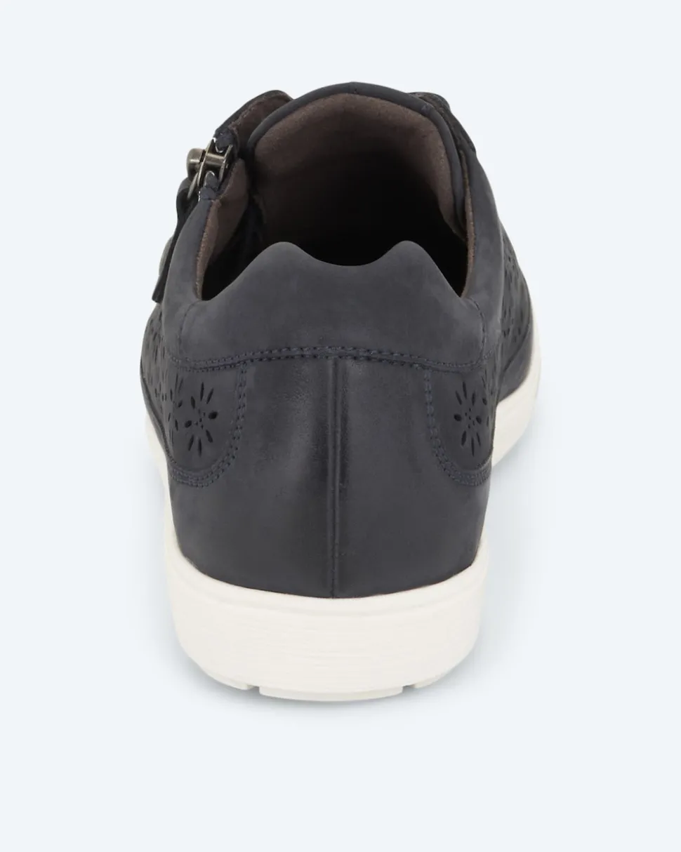 Sneaker mit Perforation