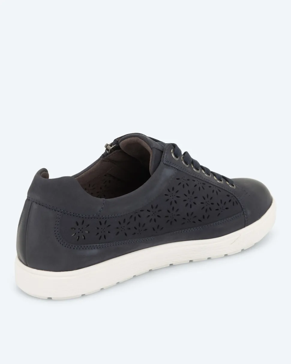 Sneaker mit Perforation