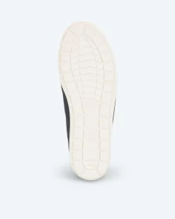Sneaker mit Perforation