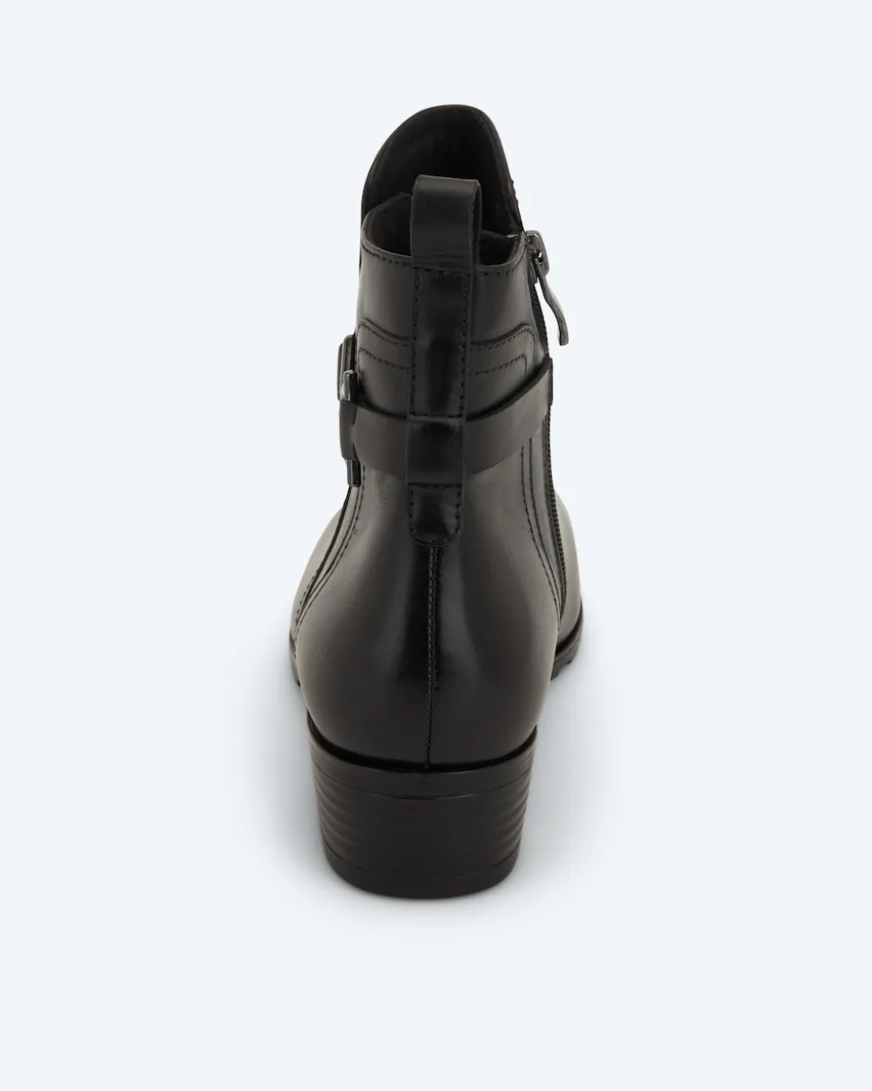 Stiefelette mit Deko